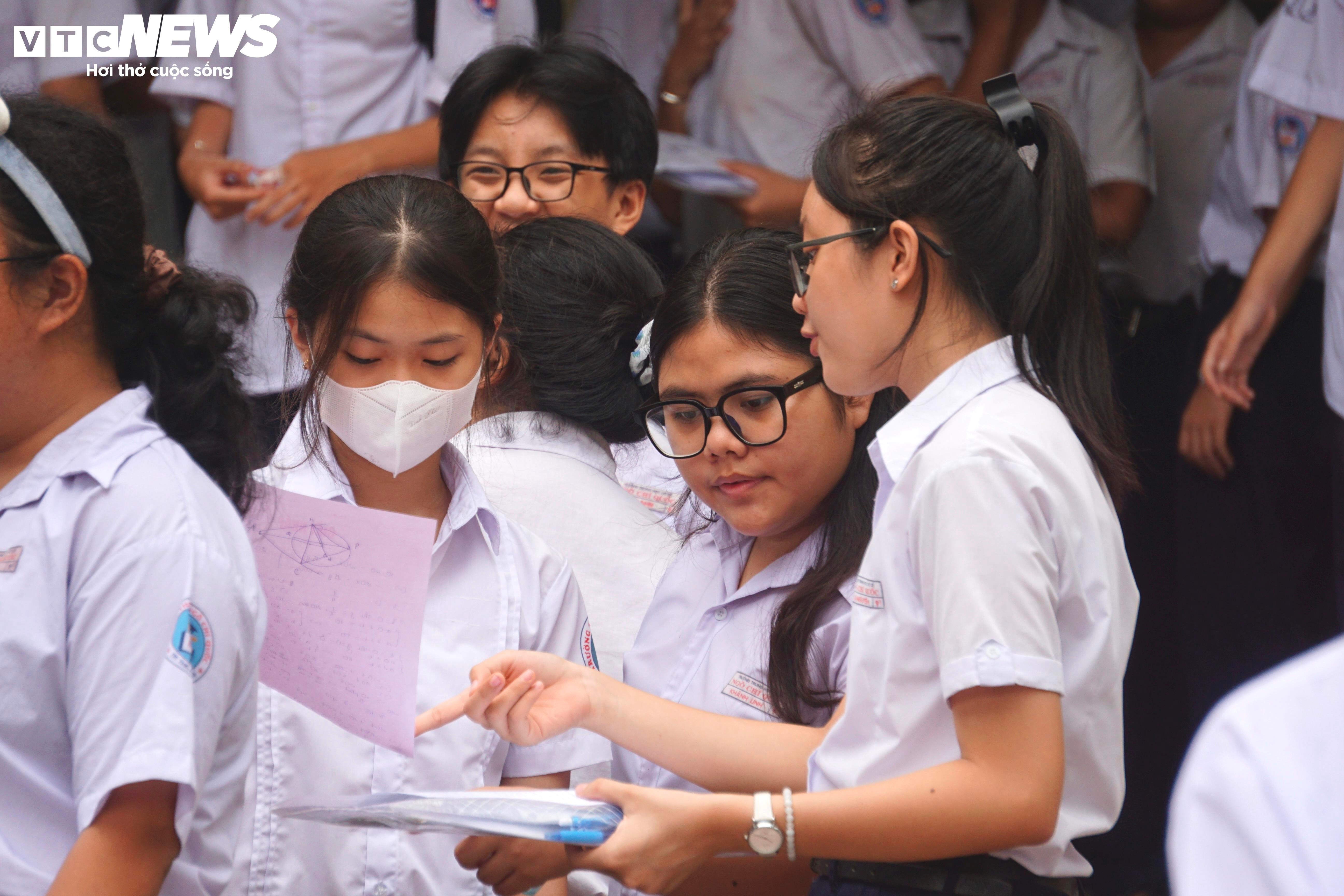 Đề Toán vào lớp 10 TP.HCM khó, thí sinh ôm nhau khóc nức nở - 9