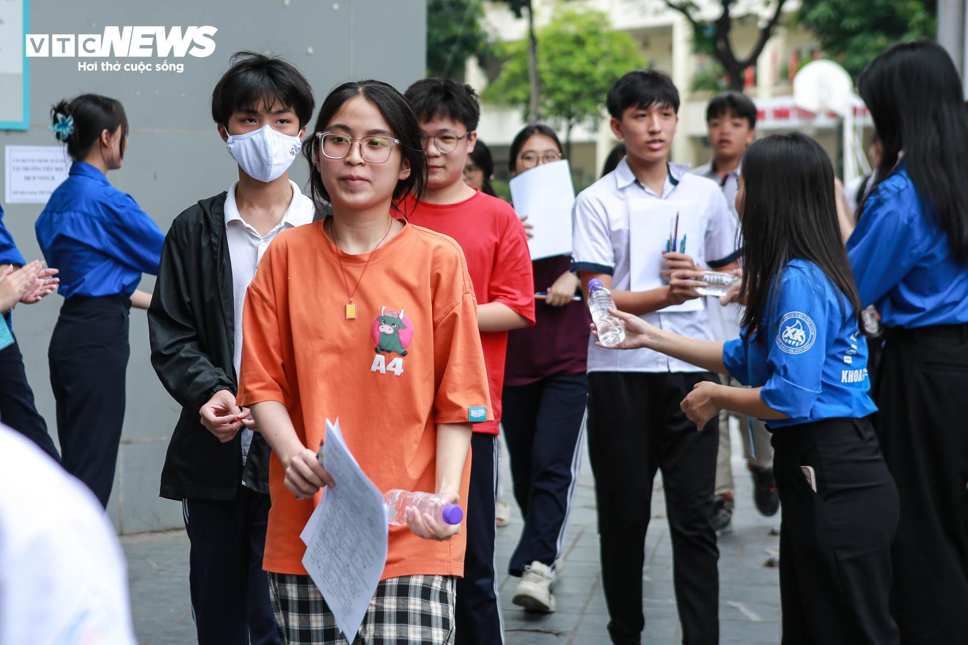 Nữ sinh Hà Nội diện áo cờ đỏ sao vàng lấy may cho môn thi 'gỡ điểm' vào lớp 10 - 5