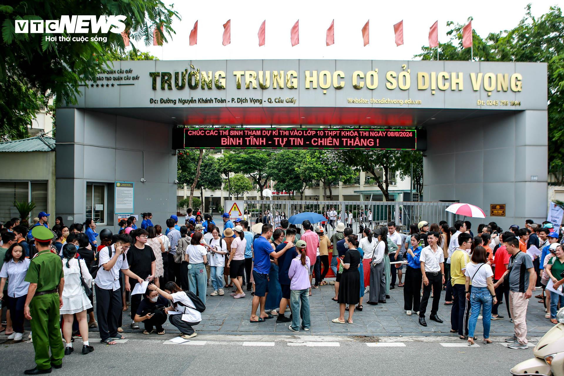 Nữ sinh Hà Nội diện áo cờ đỏ sao vàng lấy may cho môn thi 'gỡ điểm' vào lớp 10 - 1