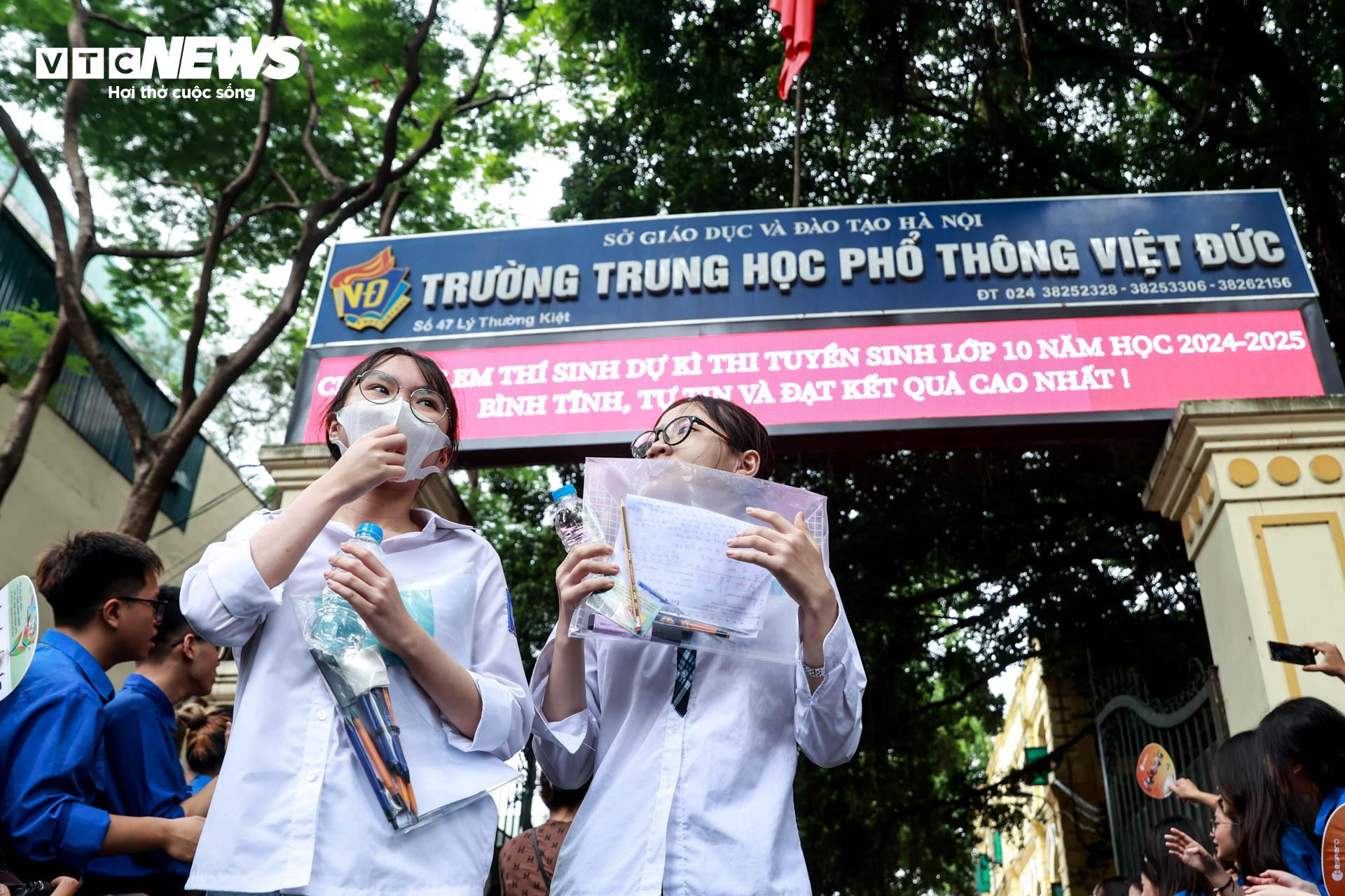 Muôn kiểu ăn mừng của sĩ tử sau khi kết thúc môn thi đầu tiên vào lớp 10 Hà Nội - 1