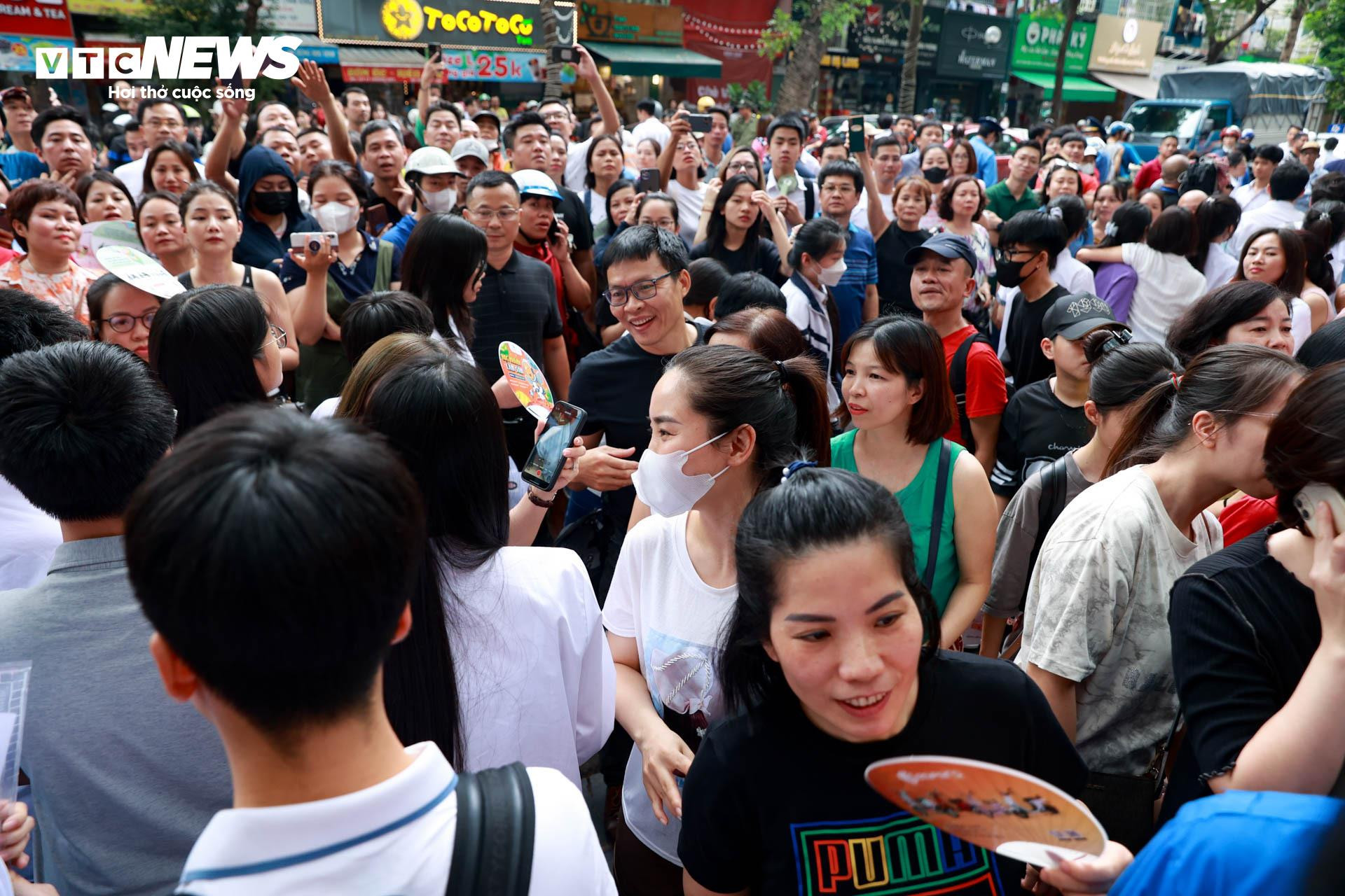 Muôn kiểu ăn mừng của sĩ tử sau khi kết thúc môn thi đầu tiên vào lớp 10 Hà Nội - 6