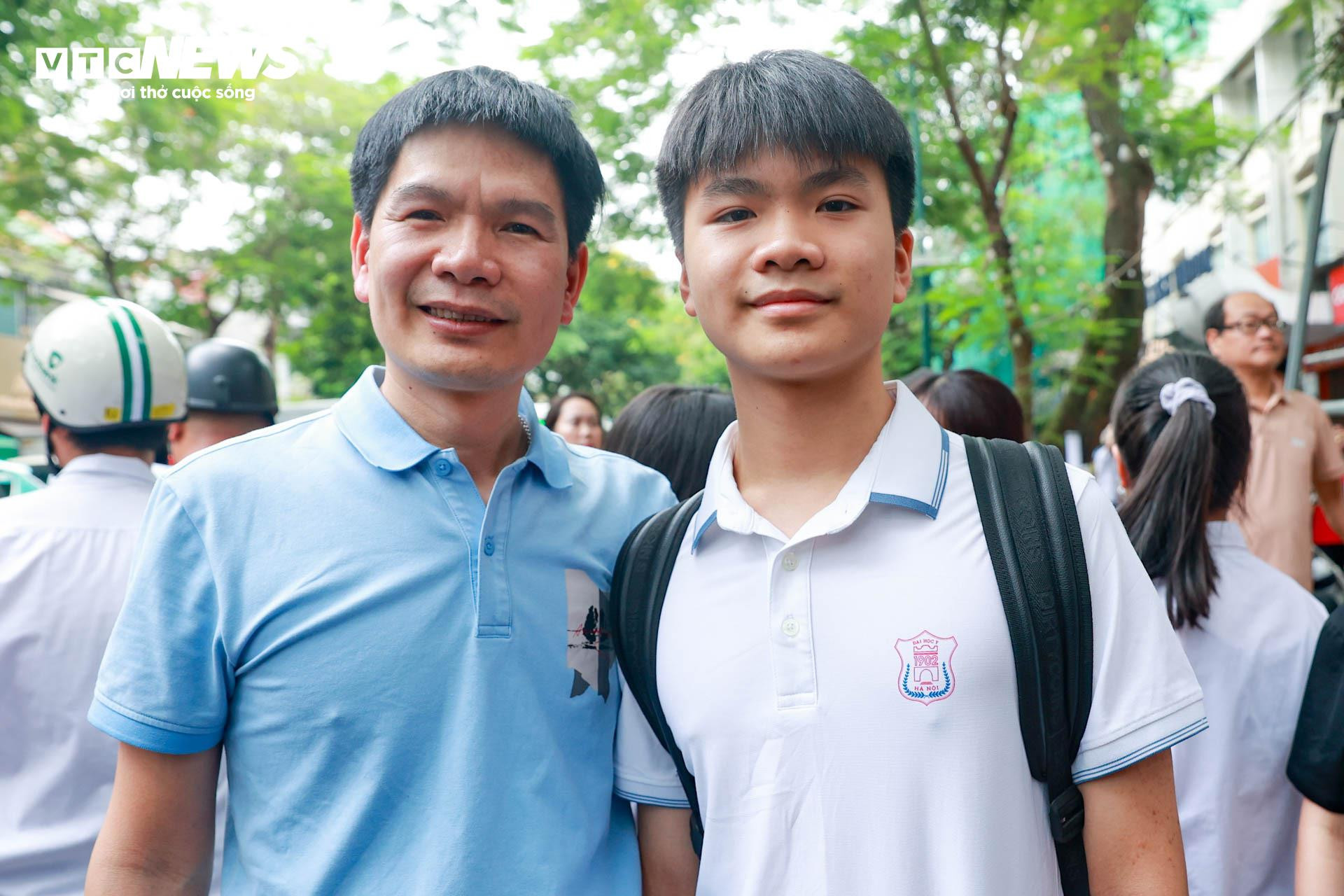 Muôn kiểu ăn mừng của sĩ tử sau khi kết thúc môn thi đầu tiên vào lớp 10 Hà Nội - 5