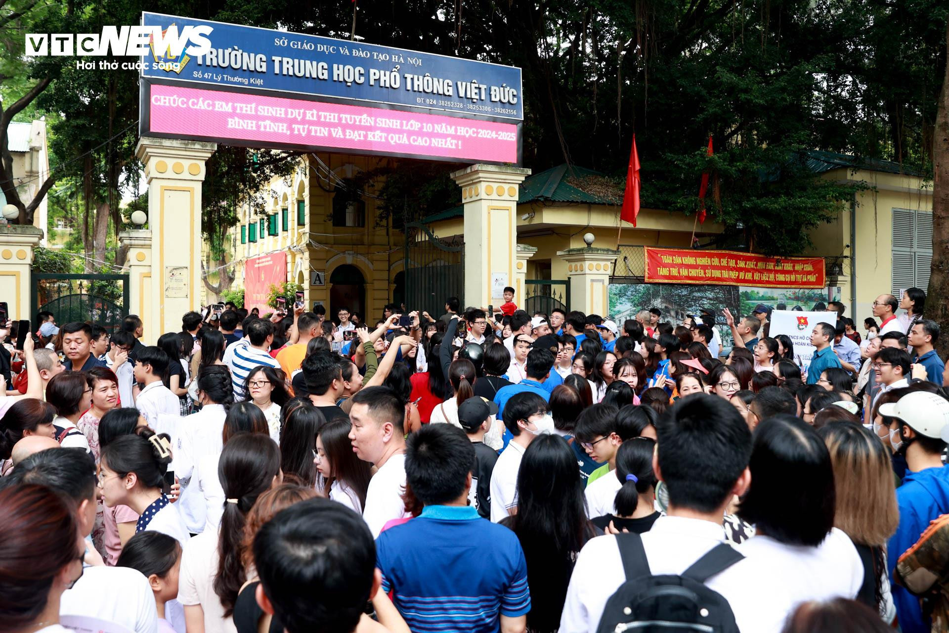 Muôn kiểu ăn mừng của sĩ tử sau khi kết thúc môn thi đầu tiên vào lớp 10 Hà Nội - 12