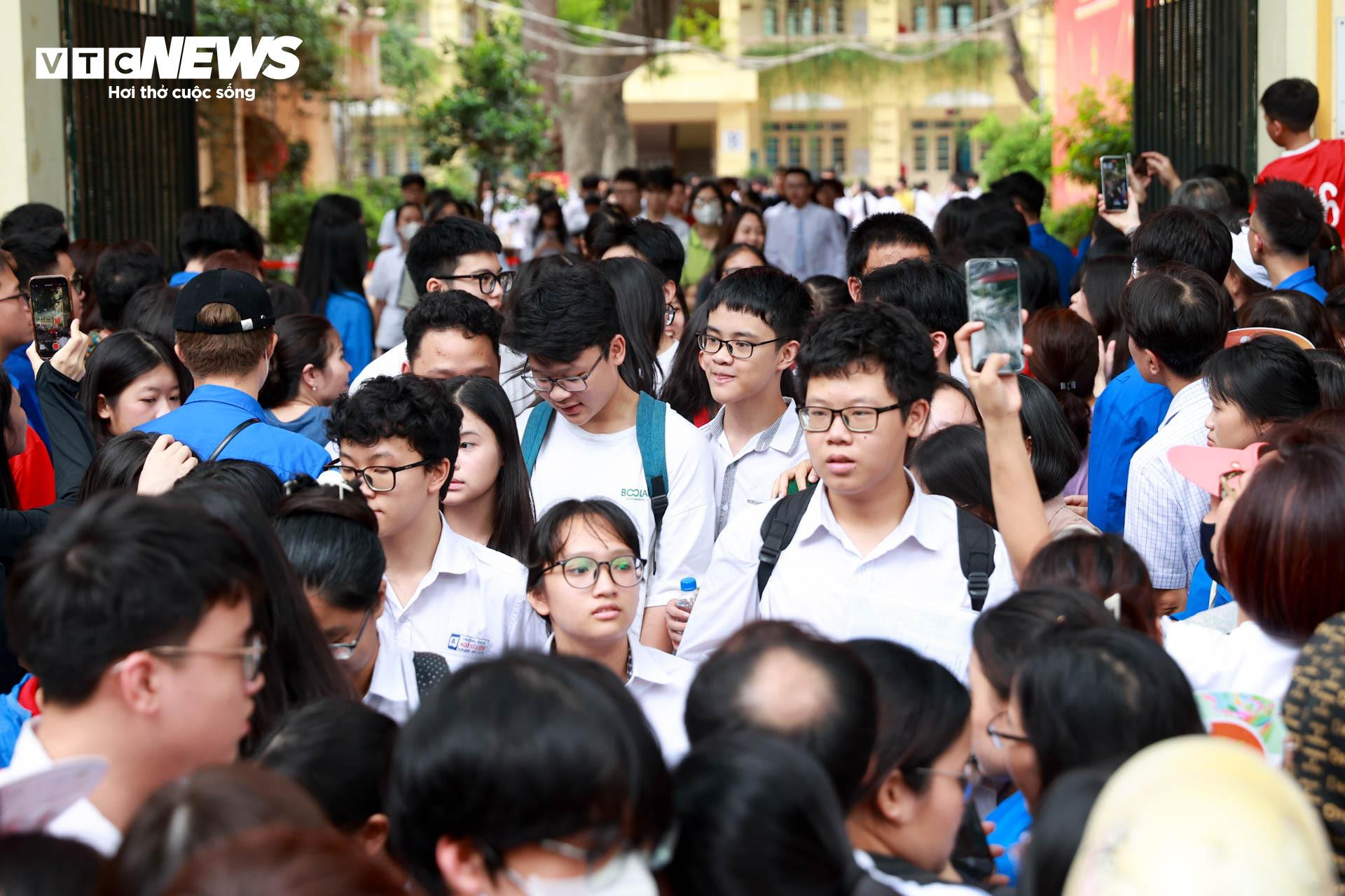 Muôn kiểu ăn mừng của sĩ tử sau khi kết thúc môn thi đầu tiên vào lớp 10 Hà Nội - 7