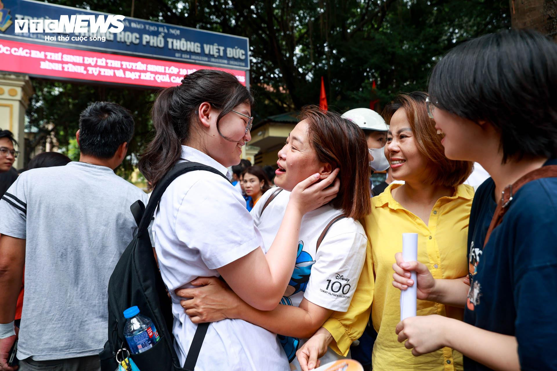 Muôn kiểu ăn mừng của sĩ tử sau khi kết thúc môn thi đầu tiên vào lớp 10 Hà Nội - 8