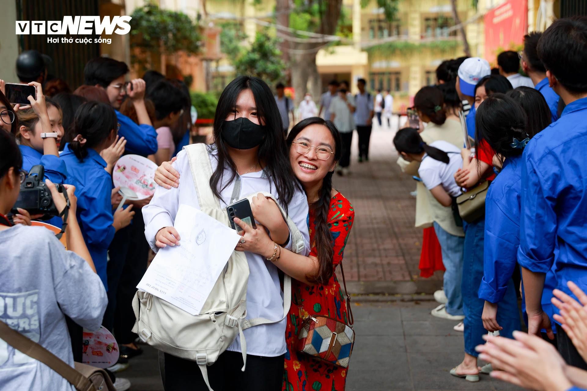 Muôn kiểu ăn mừng của sĩ tử sau khi kết thúc môn thi đầu tiên vào lớp 10 Hà Nội - 11