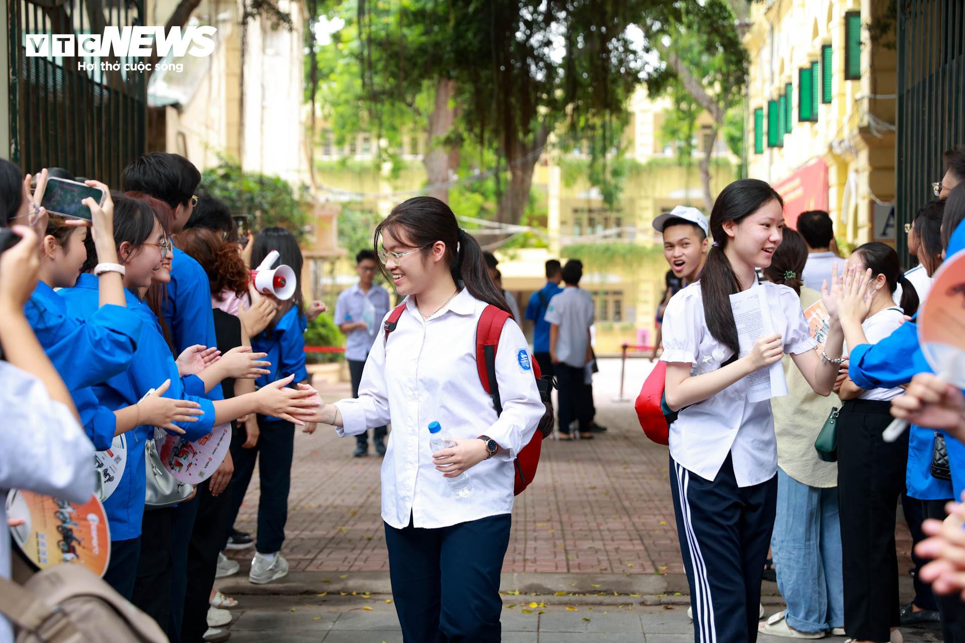 Muôn kiểu ăn mừng của sĩ tử sau khi kết thúc môn thi đầu tiên vào lớp 10 Hà Nội - 3