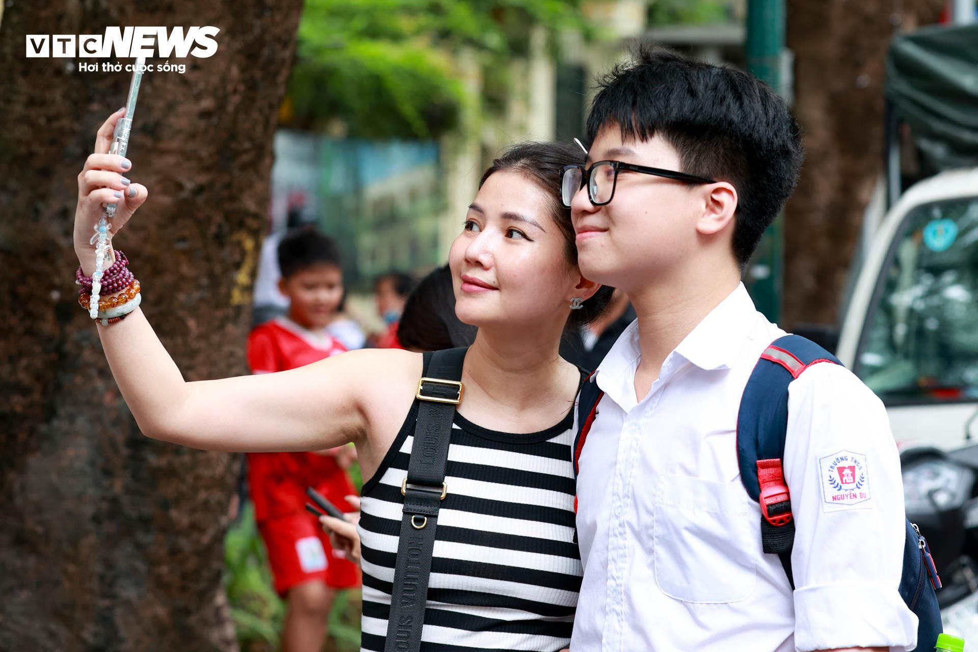 Muôn kiểu ăn mừng của sĩ tử sau khi kết thúc môn thi đầu tiên vào lớp 10 Hà Nội - 9