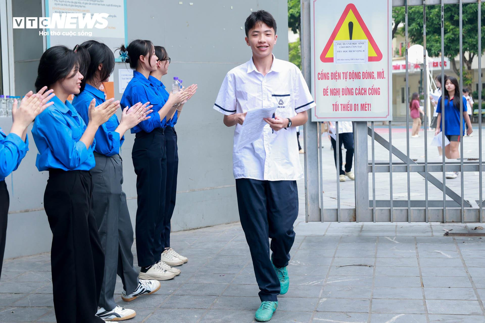 Nữ sinh Hà Nội diện áo cờ đỏ sao vàng lấy may cho môn thi 'gỡ điểm' vào lớp 10 - 2