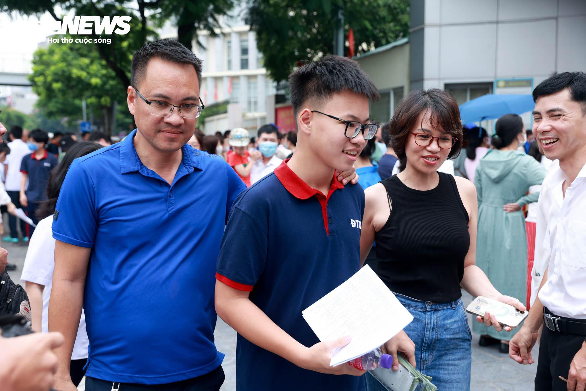 Nữ sinh Hà Nội diện áo cờ đỏ sao vàng lấy may cho môn thi 'gỡ điểm' vào lớp 10 - 6