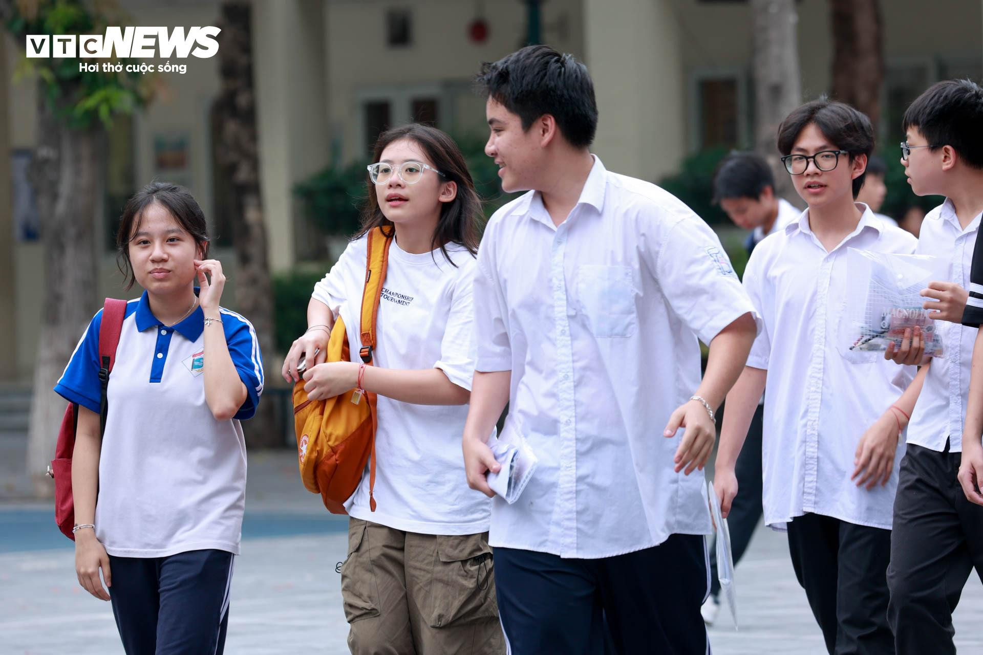 Nữ sinh Hà Nội diện áo cờ đỏ sao vàng lấy may cho môn thi 'gỡ điểm' vào lớp 10 - 4