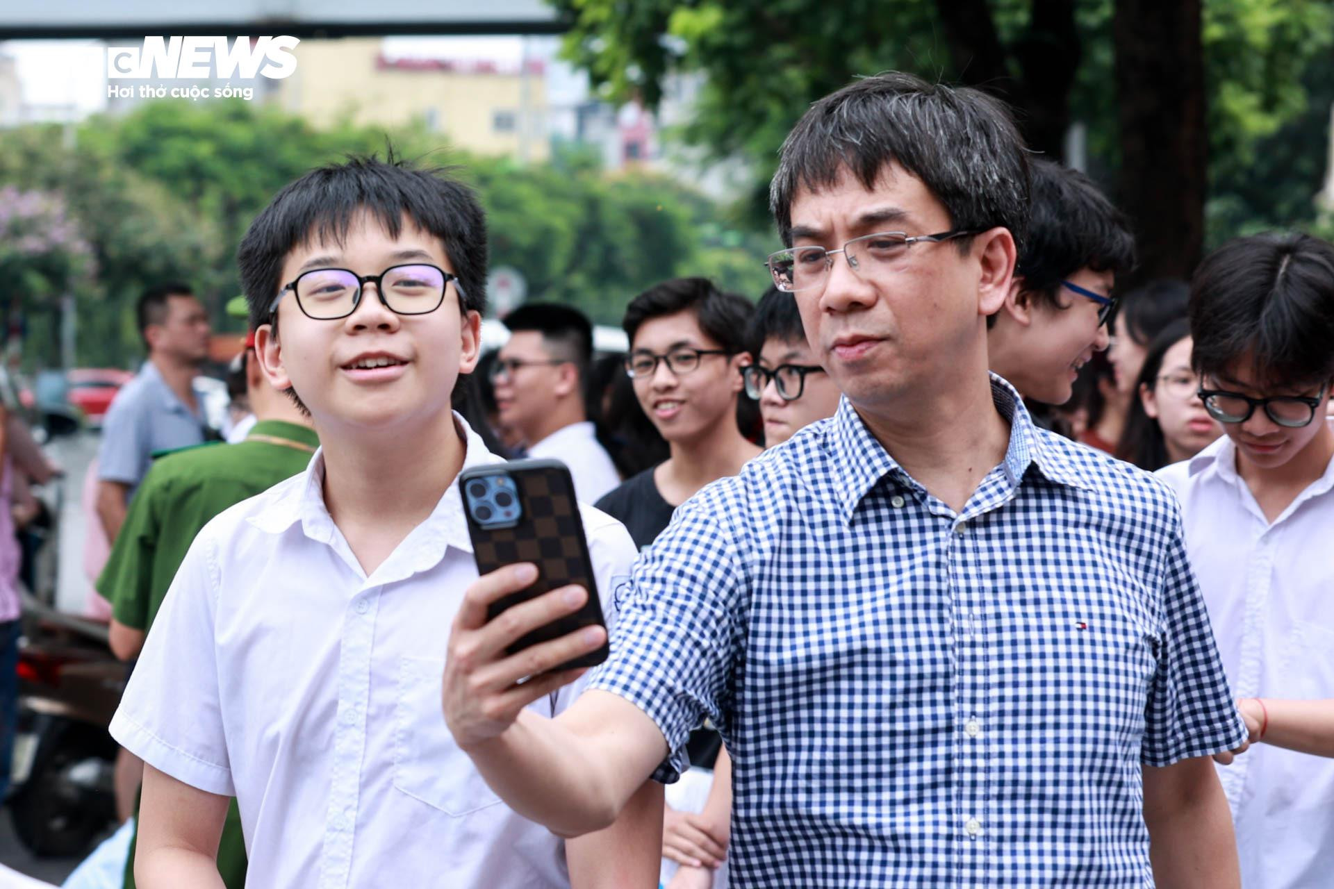 Nữ sinh Hà Nội diện áo cờ đỏ sao vàng lấy may cho môn thi 'gỡ điểm' vào lớp 10 - 7