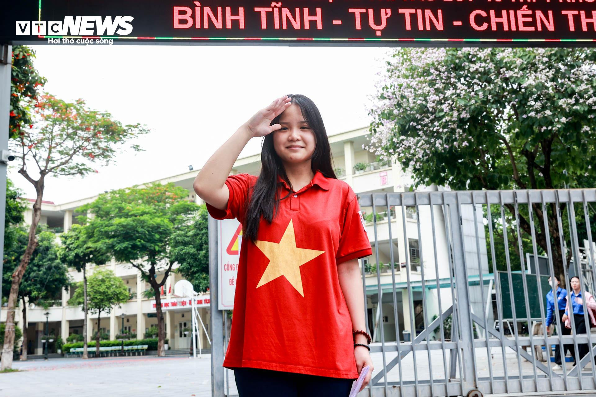 Nữ sinh Hà Nội diện áo cờ đỏ sao vàng lấy may cho môn thi 'gỡ điểm' vào lớp 10 - 3