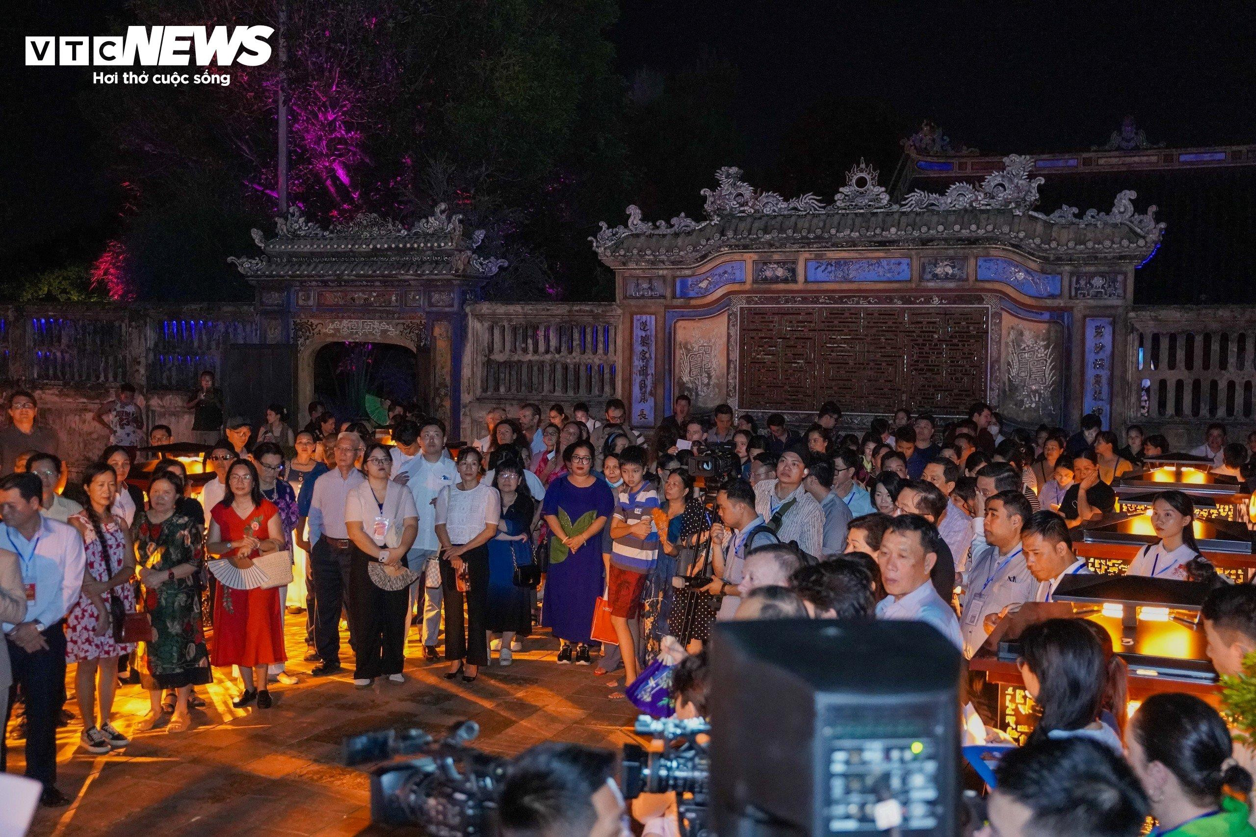 Nghệ sĩ Pháp mang 'cuộc dạo chơi ảo diệu' vào Hoàng cung nhà Nguyễn - 2