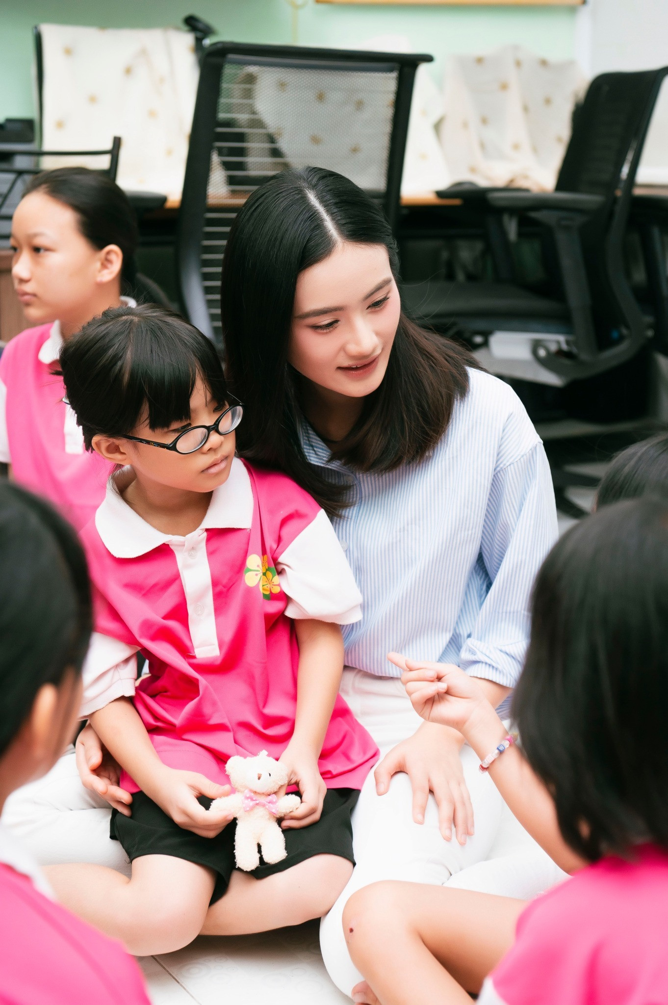 Sao Việt 8/6: Hồng Nhung trẻ trung ở tuổi 54, Hoa hậu Ý Nhi làm thiện nguyện - 2