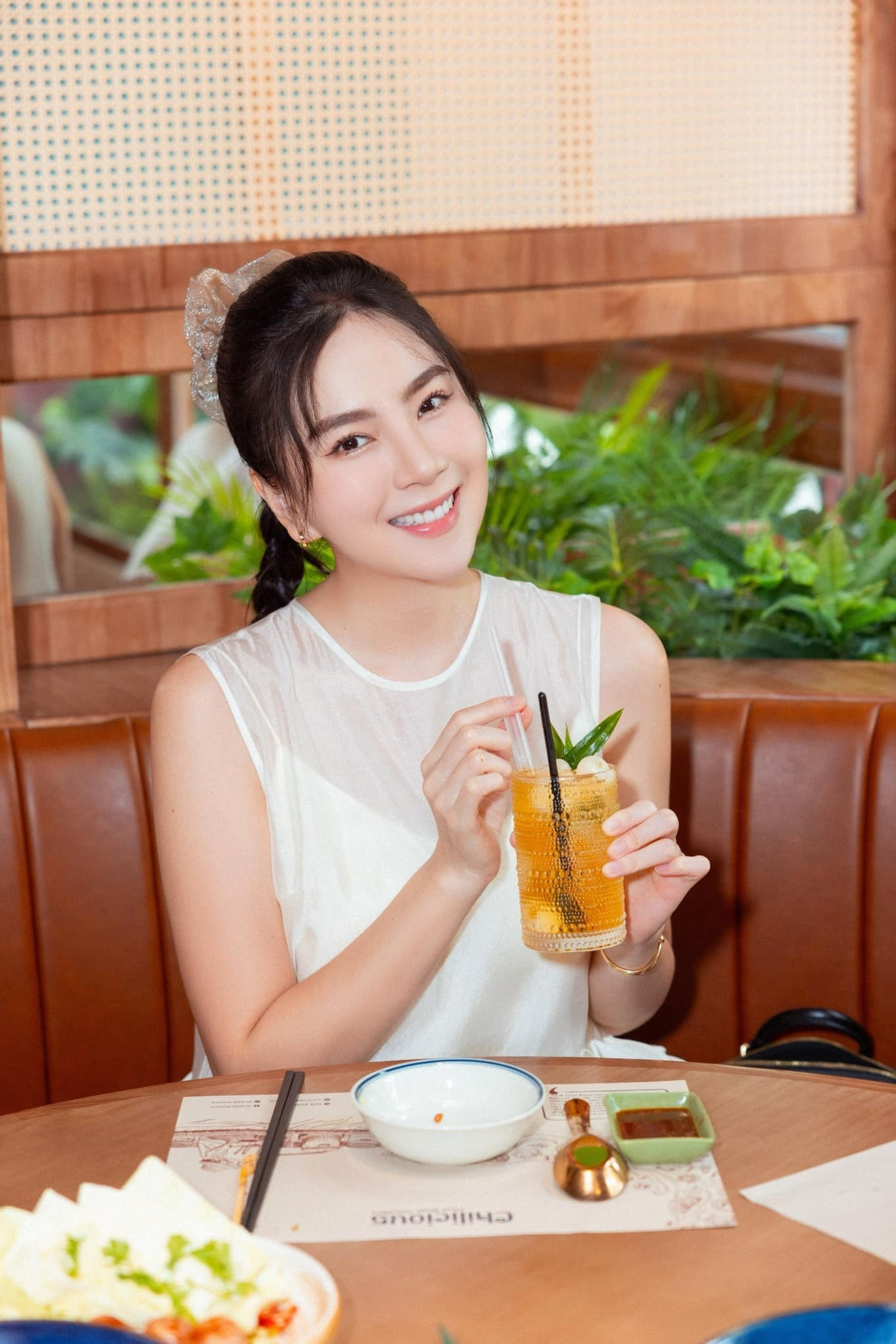 Sao Việt 8/6: Hồng Nhung trẻ trung ở tuổi 54, Hoa hậu Ý Nhi làm thiện nguyện - 8