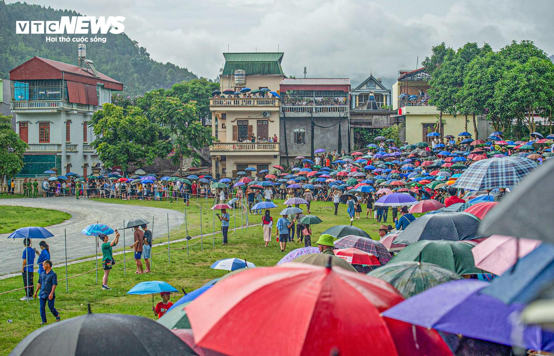 Trai bản đội mũ bảo hiểm, cưỡi chiến mã tranh tài trên cao nguyên trắng - 1