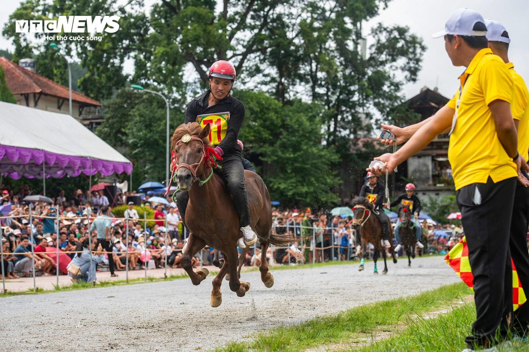 Trai bản đội mũ bảo hiểm, cưỡi chiến mã tranh tài trên cao nguyên trắng - 9