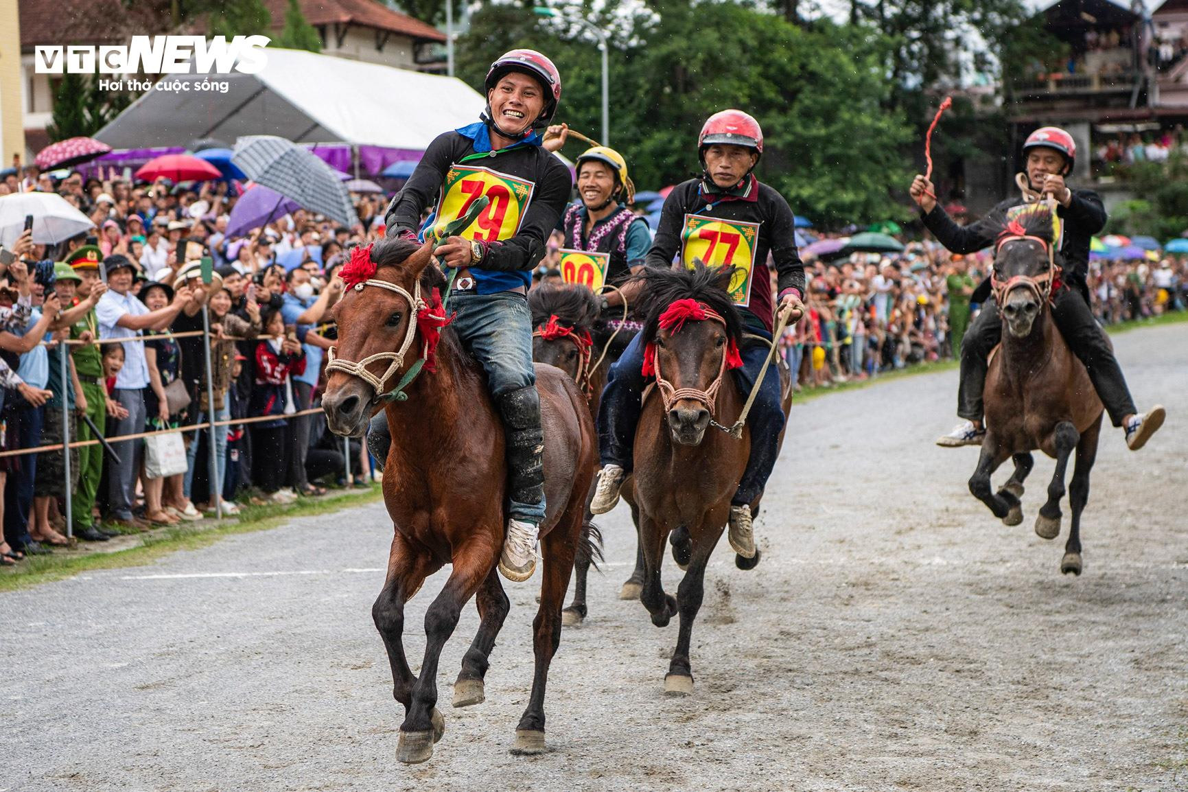 Trai bản đội mũ bảo hiểm, cưỡi chiến mã tranh tài trên cao nguyên trắng - 11