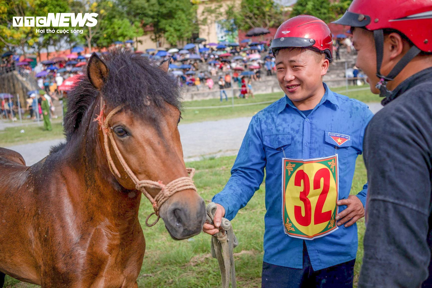 Trai bản đội mũ bảo hiểm, cưỡi chiến mã tranh tài trên cao nguyên trắng - 4