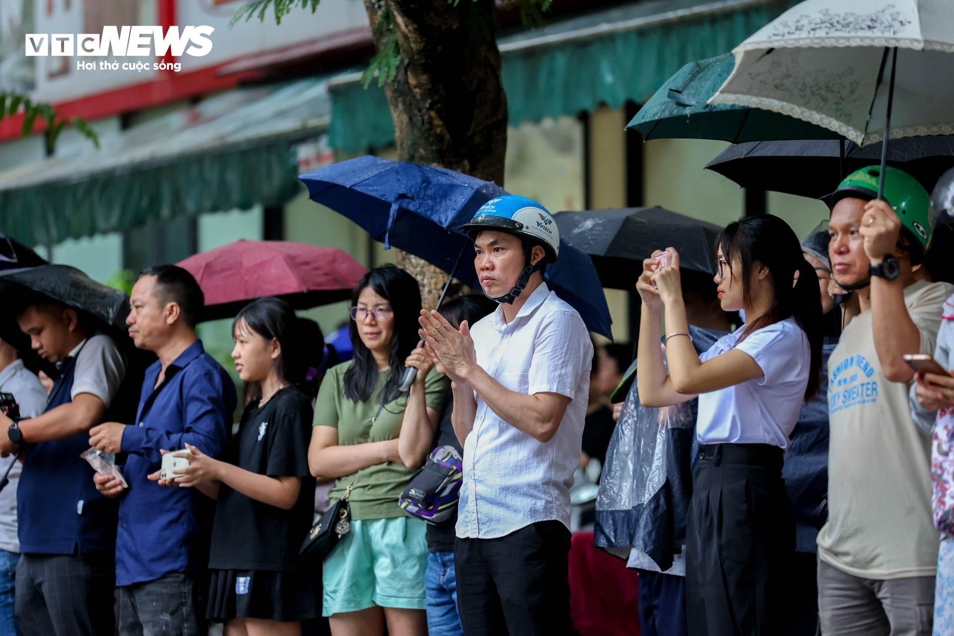 Đón con giữa trời mưa sau môn thi cuối, mẹ hứa kết quả thế nào cũng thưởng lớn - 1