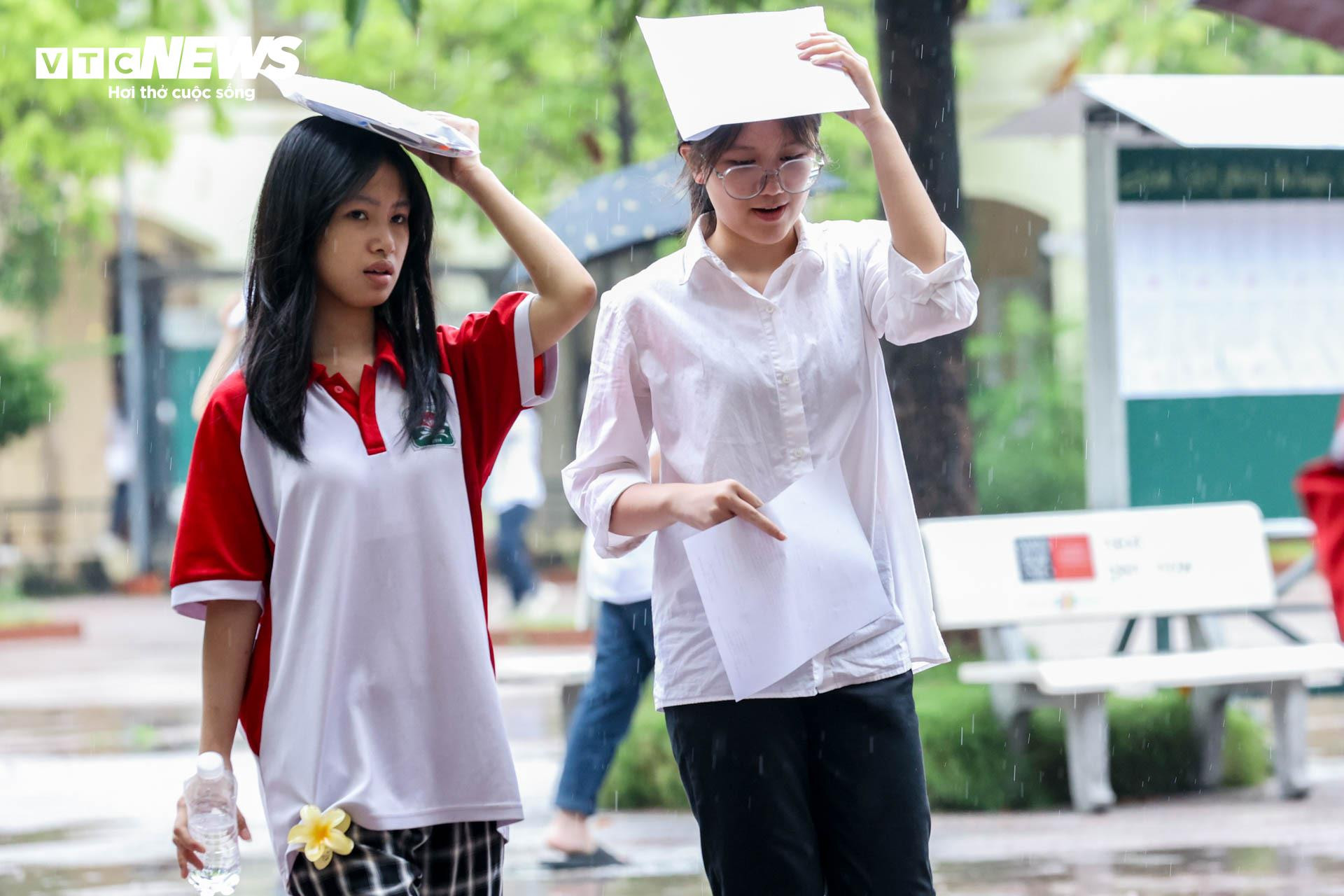 Đón con giữa trời mưa sau môn thi cuối, mẹ hứa kết quả thế nào cũng thưởng lớn - 4