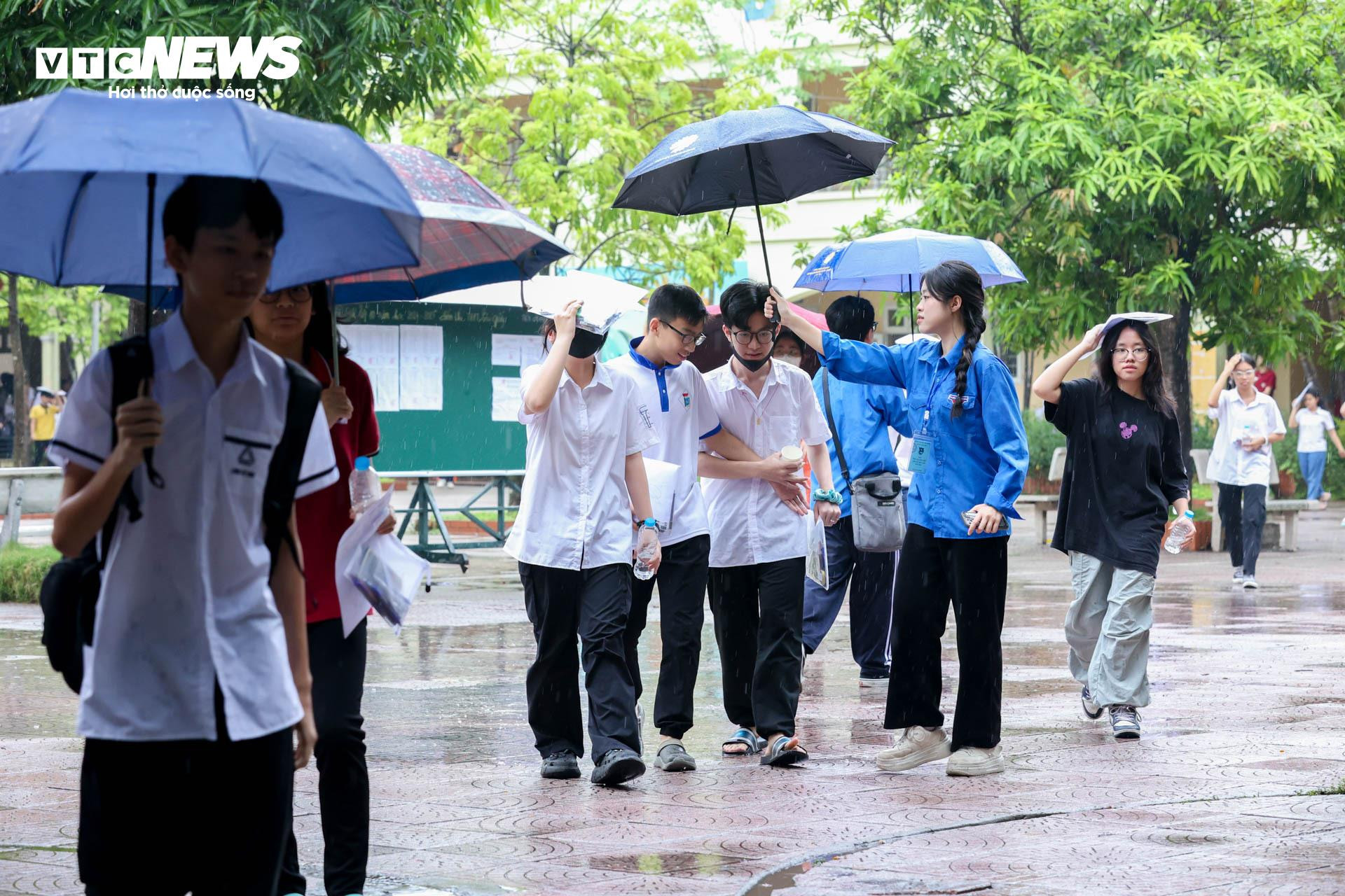 Đón con giữa trời mưa sau môn thi cuối, mẹ hứa kết quả thế nào cũng thưởng lớn - 5