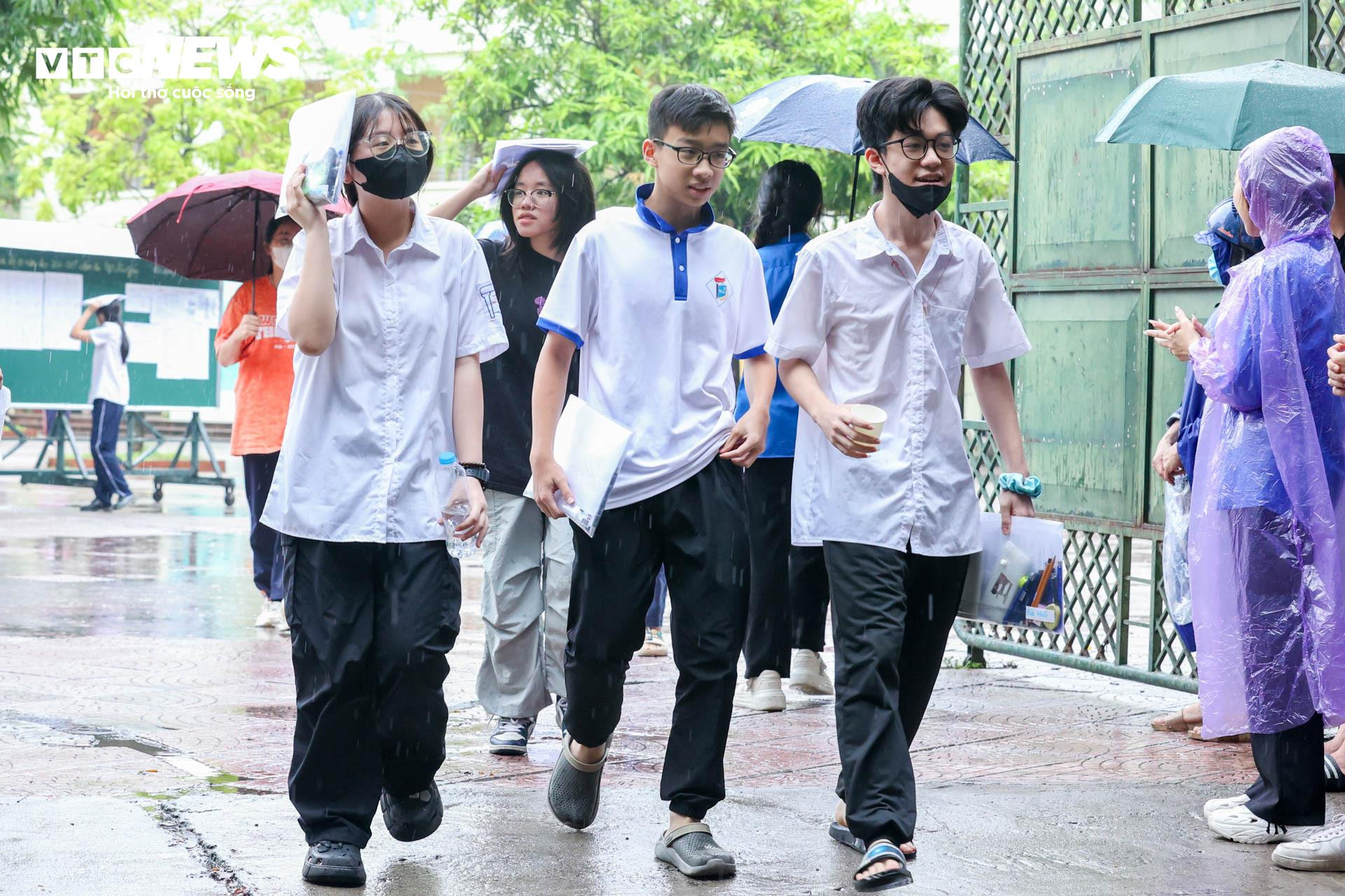 Đón con giữa trời mưa sau môn thi cuối, mẹ hứa kết quả thế nào cũng thưởng lớn - 3