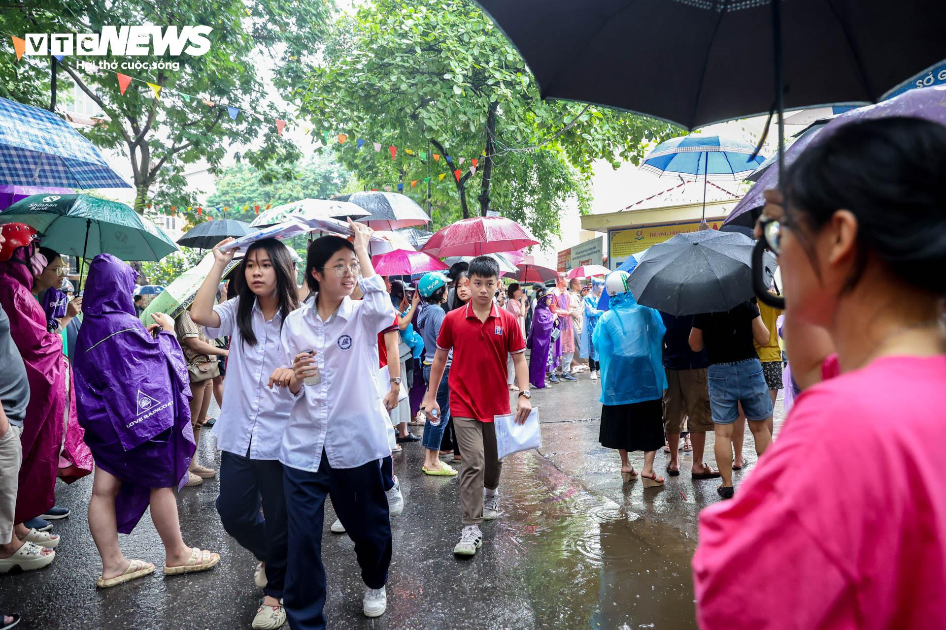 Đón con giữa trời mưa sau môn thi cuối, mẹ hứa kết quả thế nào cũng thưởng lớn - 2