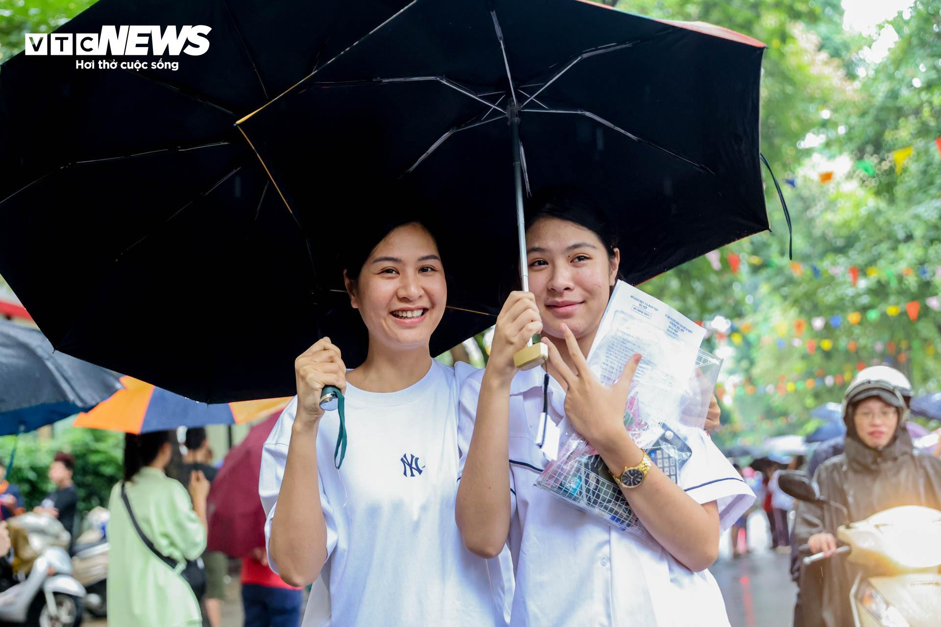 Đón con giữa trời mưa sau môn thi cuối, mẹ hứa kết quả thế nào cũng thưởng lớn - 7