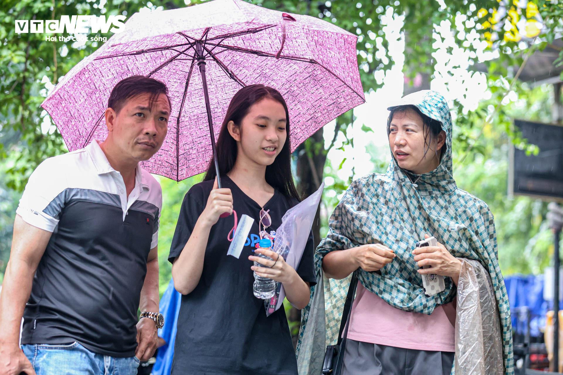 Đón con giữa trời mưa sau môn thi cuối, mẹ hứa kết quả thế nào cũng thưởng lớn - 9