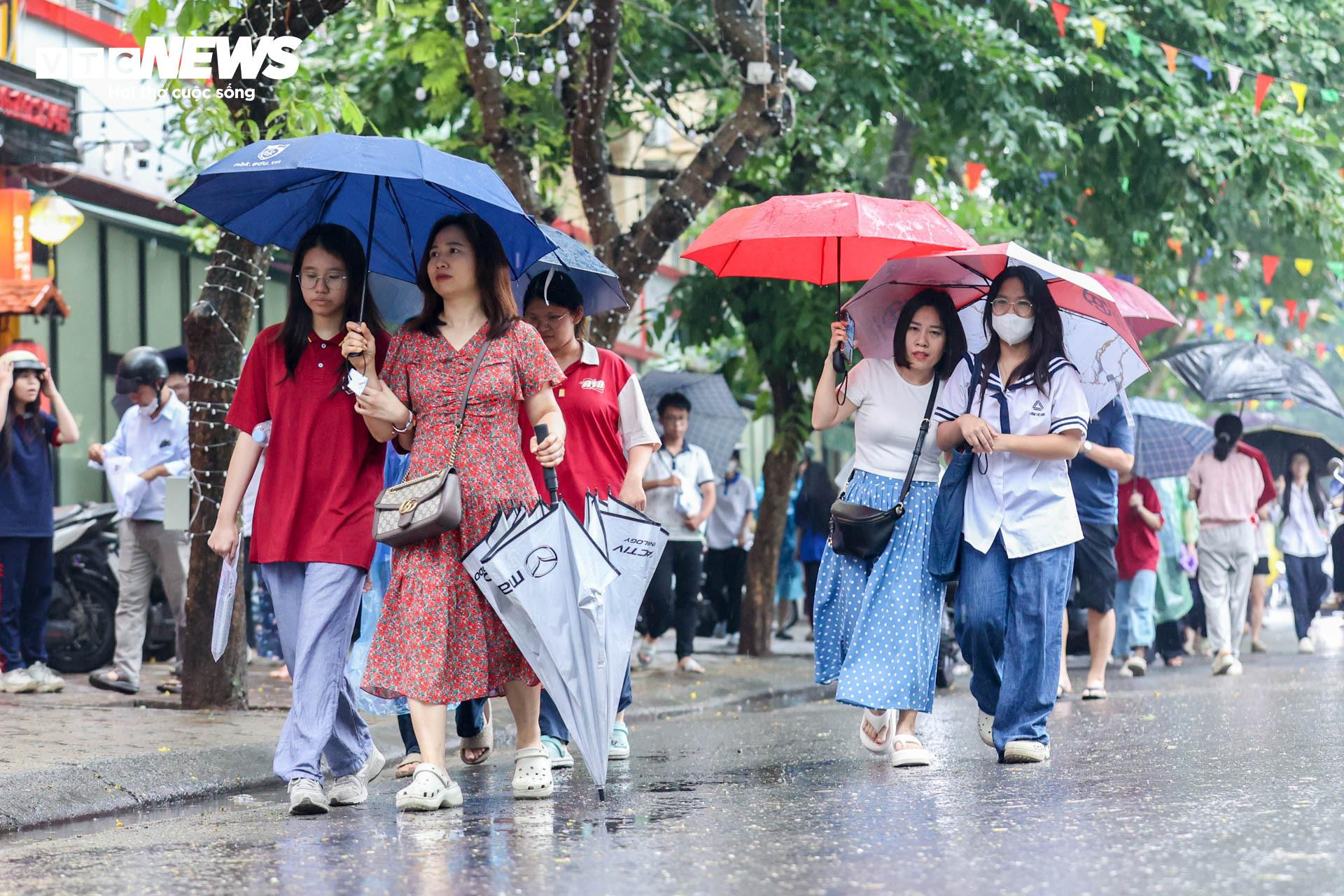 Đón con giữa trời mưa sau môn thi cuối, mẹ hứa kết quả thế nào cũng thưởng lớn - 6