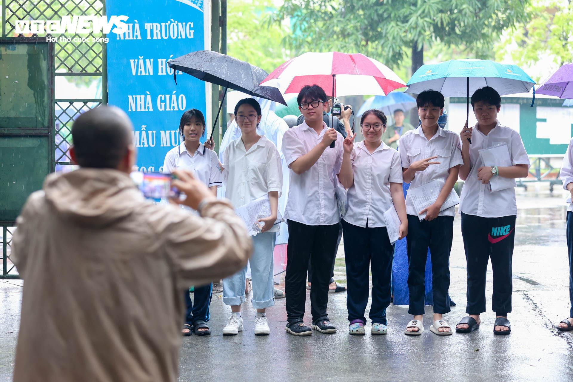 Đón con giữa trời mưa sau môn thi cuối, mẹ hứa kết quả thế nào cũng thưởng lớn - 12
