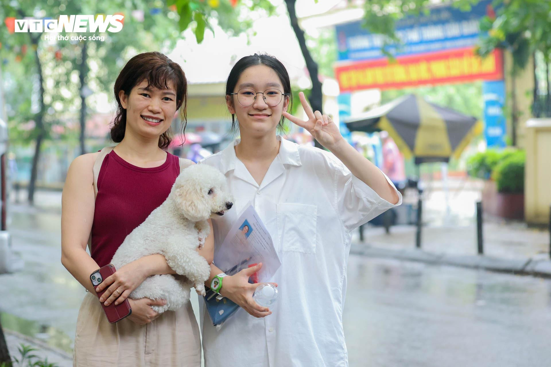 Đón con giữa trời mưa sau môn thi cuối, mẹ hứa kết quả thế nào cũng thưởng lớn - 10