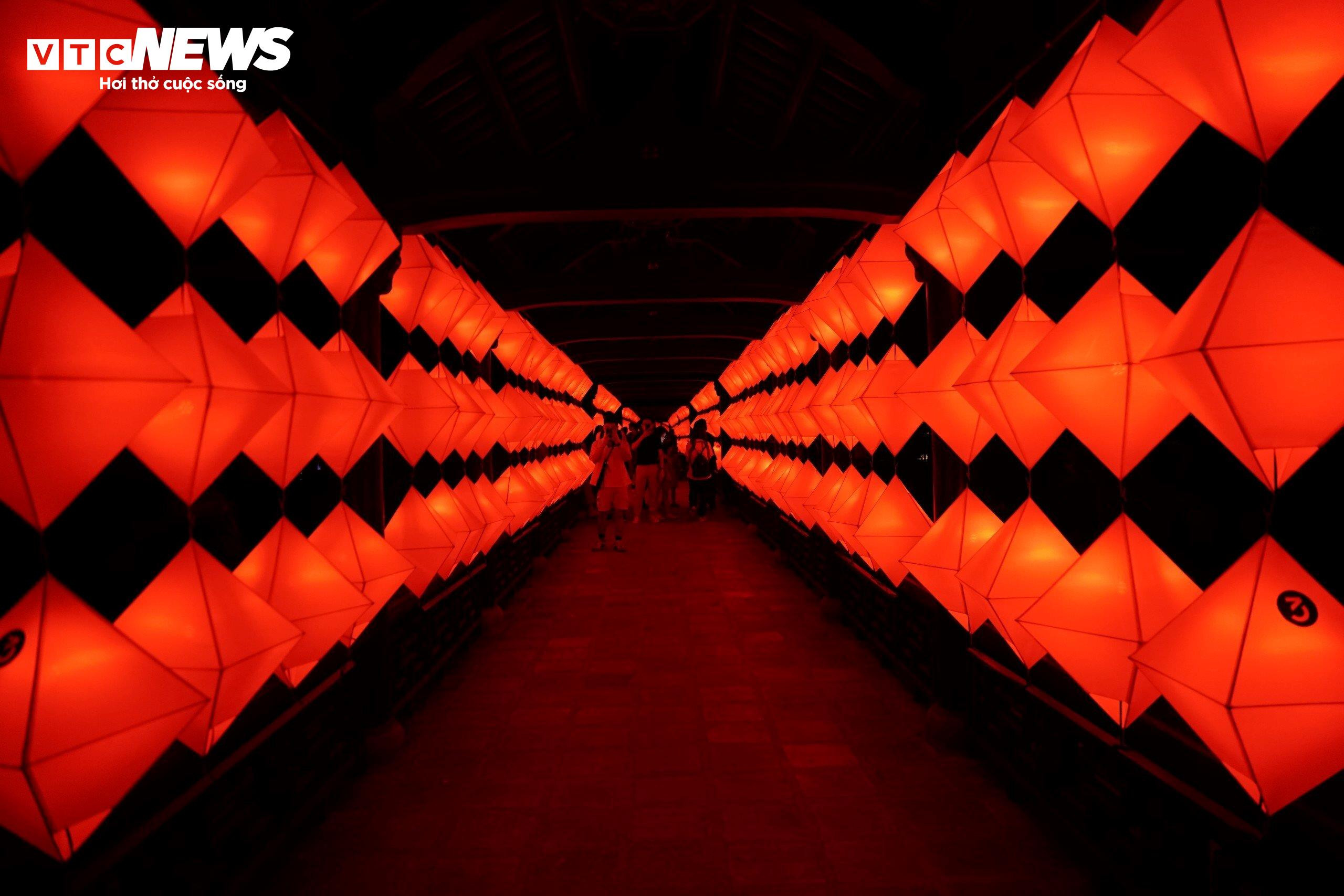 Nghệ sĩ Pháp mang 'cuộc dạo chơi ảo diệu' vào Hoàng cung nhà Nguyễn - 5