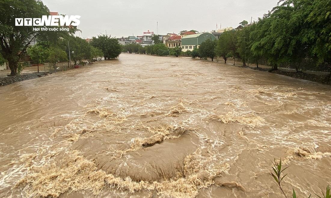 Nước ngập ngang người, đồ đạc bị cuốn trôi trong mưa lớn ở Quảng Ninh - 6