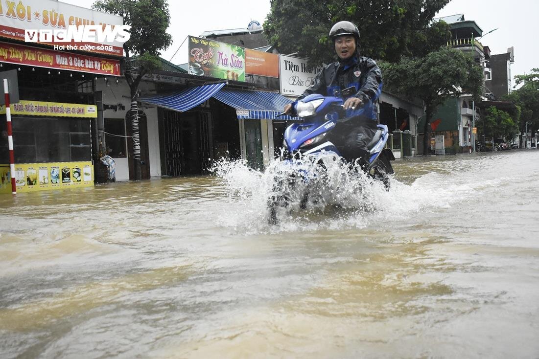 Nước ngập ngang người, đồ đạc bị cuốn trôi trong mưa lớn ở Quảng Ninh - 16