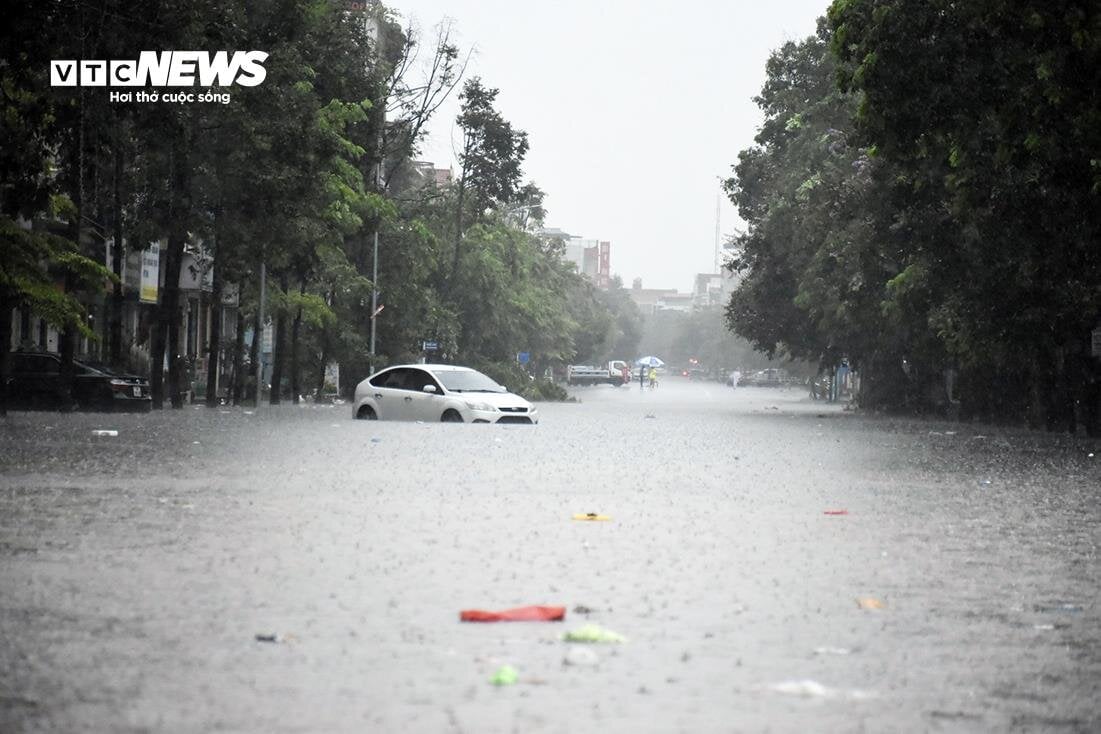 Nước ngập ngang người, đồ đạc bị cuốn trôi trong mưa lớn ở Quảng Ninh - 1