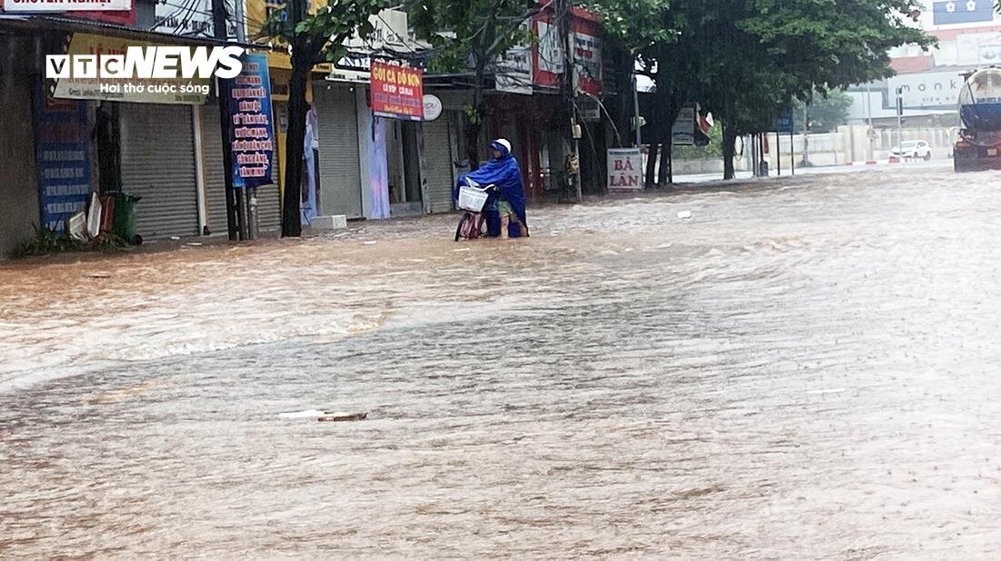 Nước ngập ngang người, đồ đạc bị cuốn trôi trong mưa lớn ở Quảng Ninh - 13