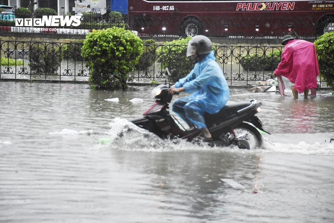 Nước ngập ngang người, đồ đạc bị cuốn trôi trong mưa lớn ở Quảng Ninh - 14