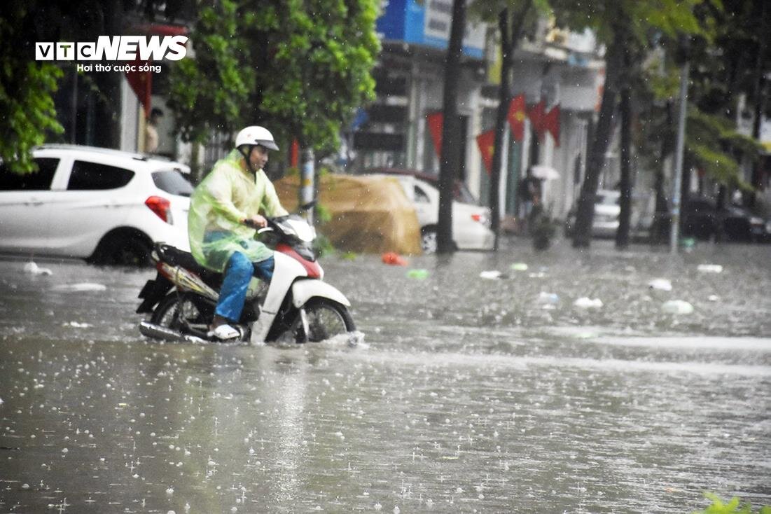 Nước ngập ngang người, đồ đạc bị cuốn trôi trong mưa lớn ở Quảng Ninh - 15