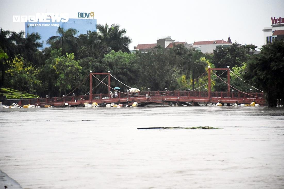 Nước ngập ngang người, đồ đạc bị cuốn trôi trong mưa lớn ở Quảng Ninh - 7