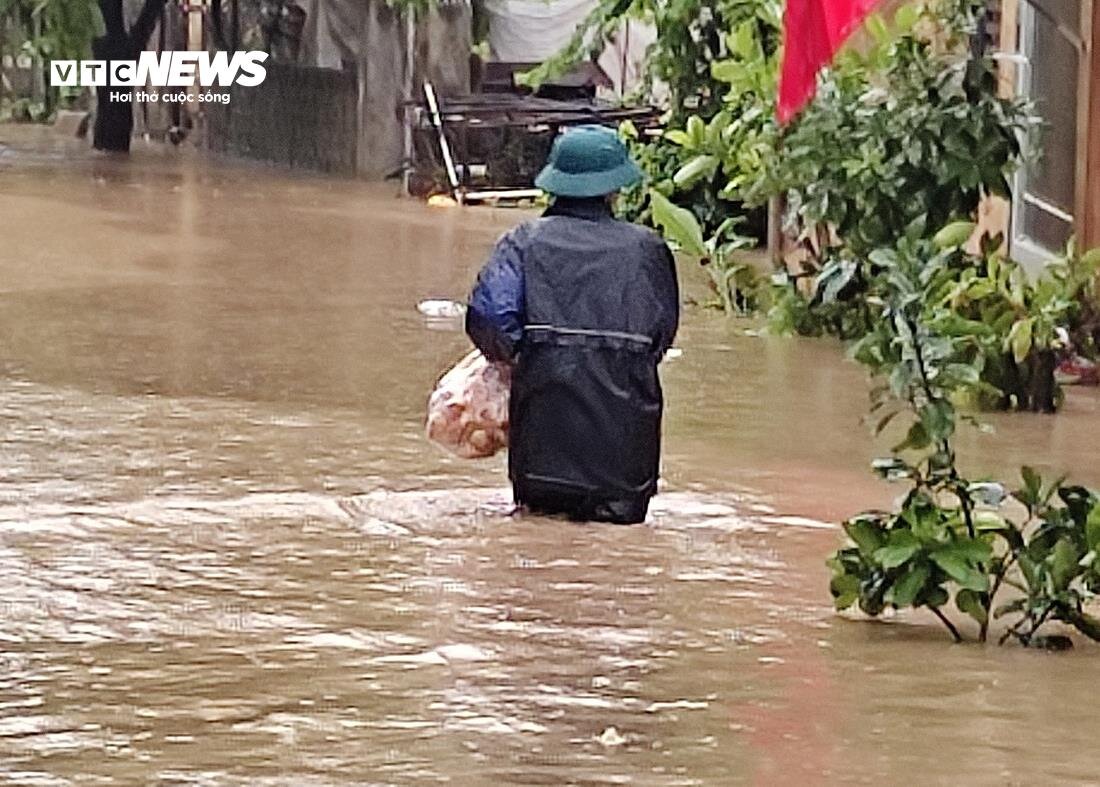 Nước ngập ngang người, đồ đạc bị cuốn trôi trong mưa lớn ở Quảng Ninh - 10