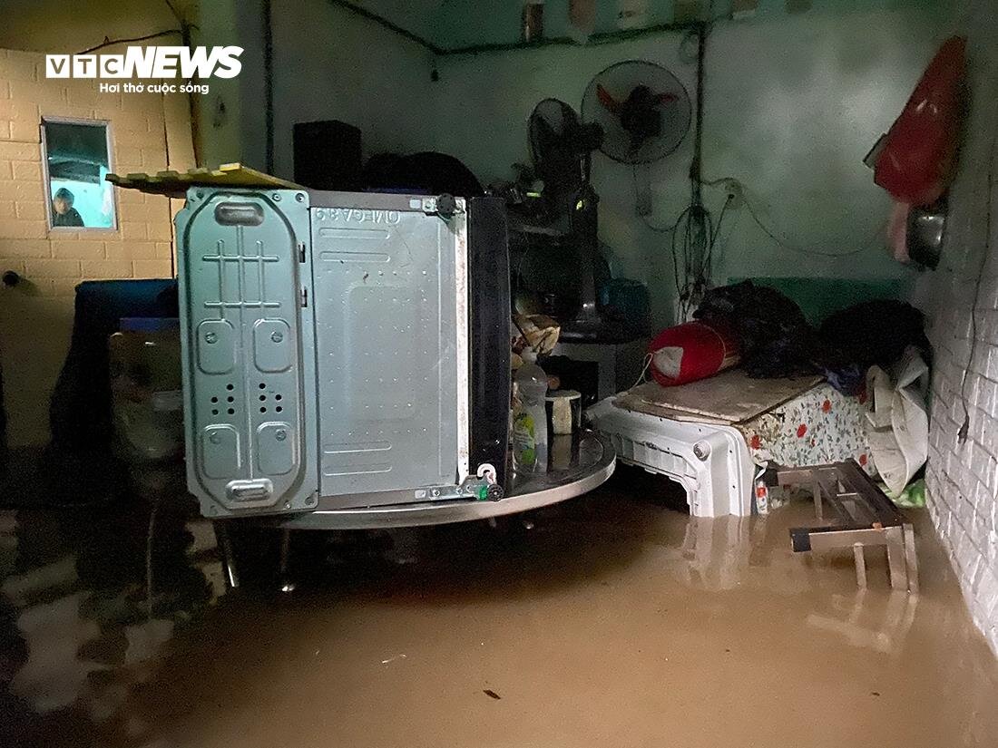 Nước ngập ngang người, đồ đạc bị cuốn trôi trong mưa lớn ở Quảng Ninh - 5