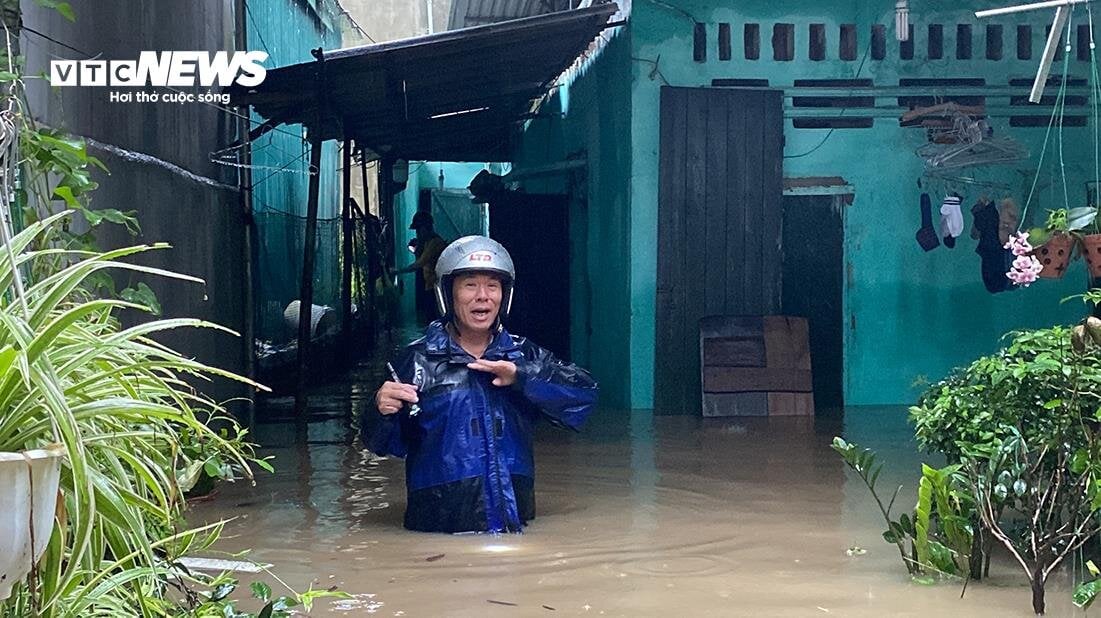 Nước ngập ngang người, đồ đạc bị cuốn trôi trong mưa lớn ở Quảng Ninh - 3