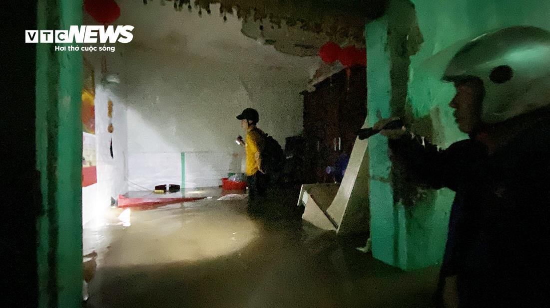Nước ngập ngang người, đồ đạc bị cuốn trôi trong mưa lớn ở Quảng Ninh - 4