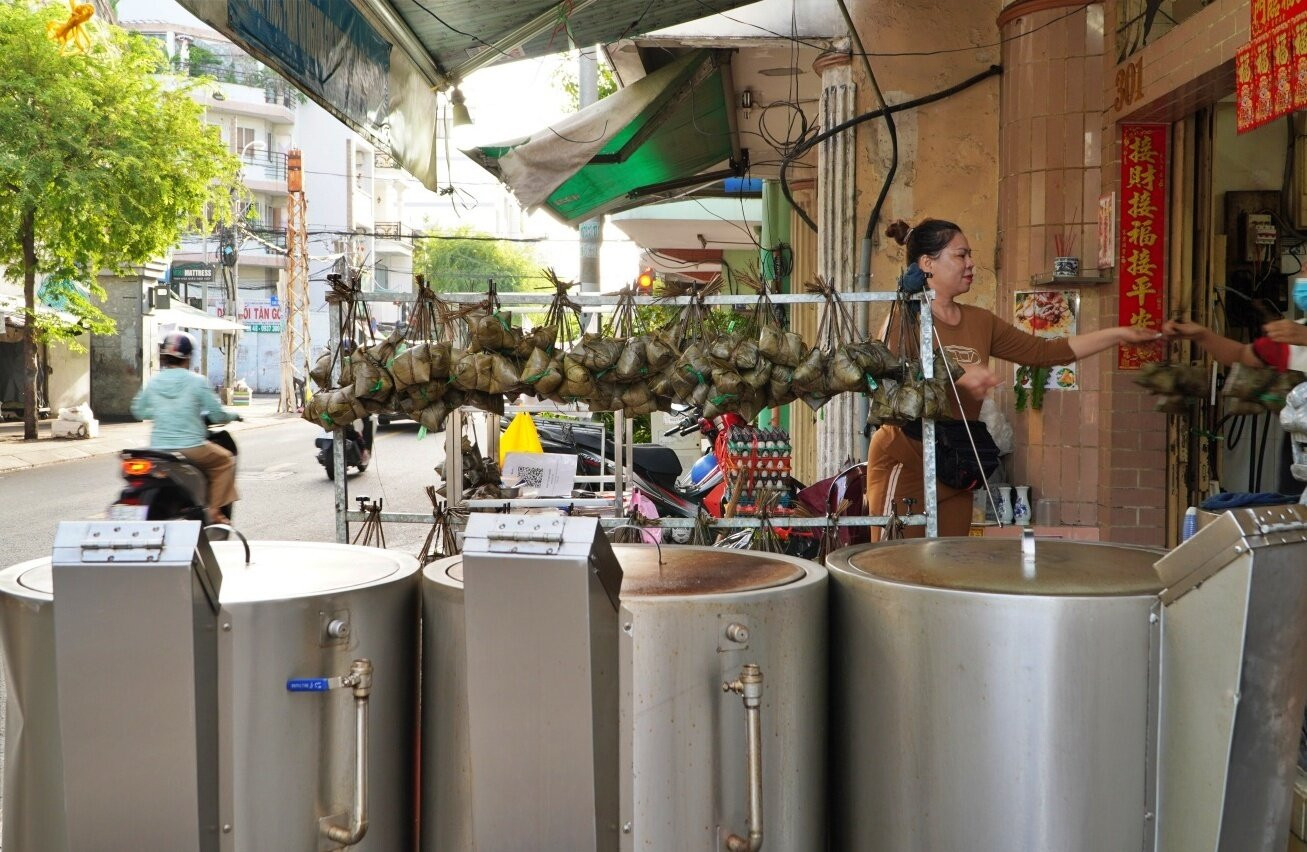 TP.HCM: Chen chân mua bánh đặc sản của người Hoa dịp Tết Đoan ngọ - 16