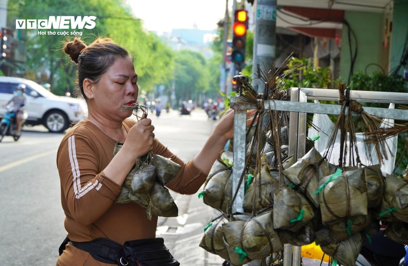 TP.HCM: Chen chân mua bánh đặc sản của người Hoa dịp Tết Đoan ngọ - 12