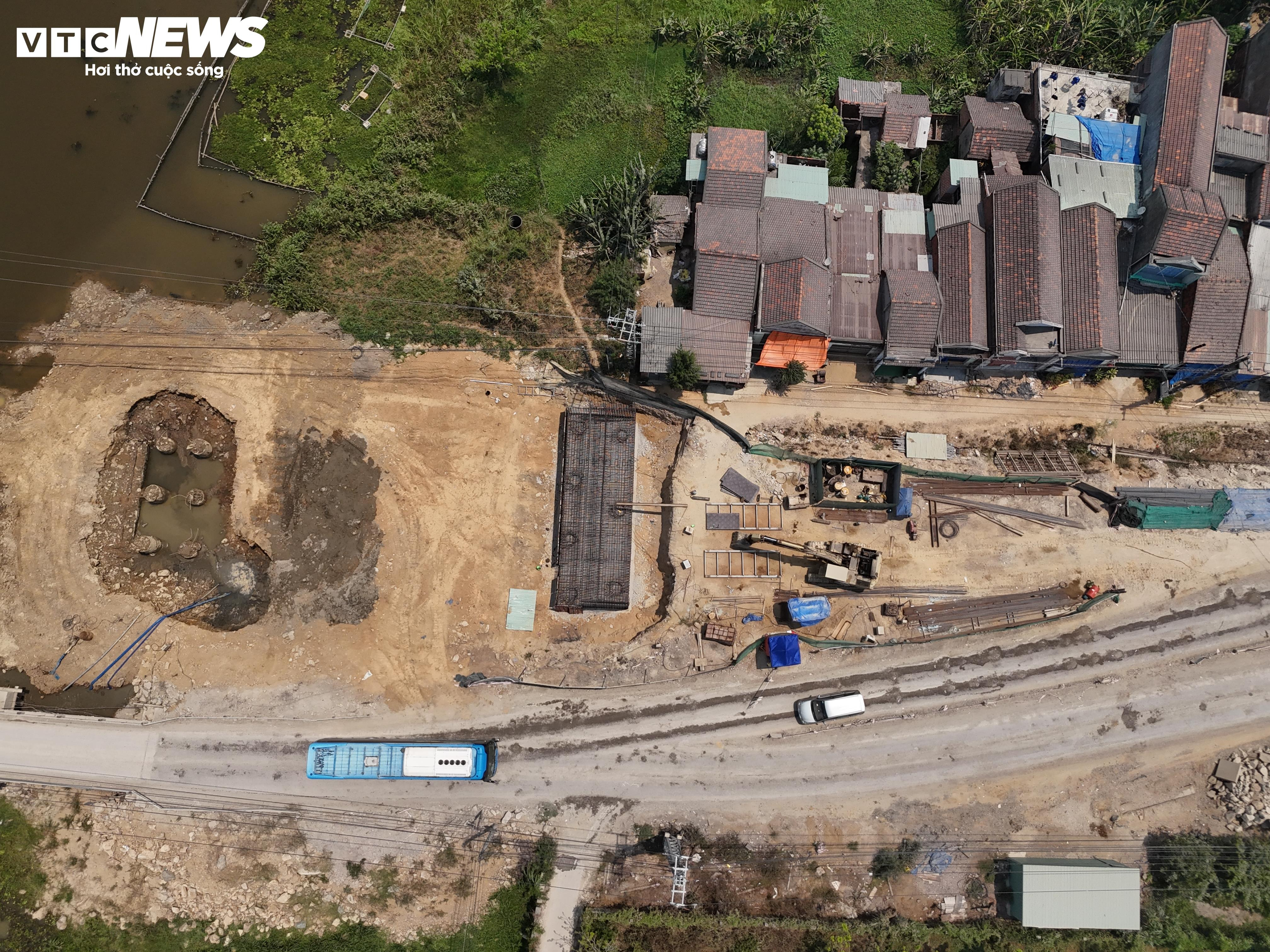 Dân sống ven quốc lộ 19 chịu cảnh bụi ngày nắng, ngập trắng ngày mưa - 3