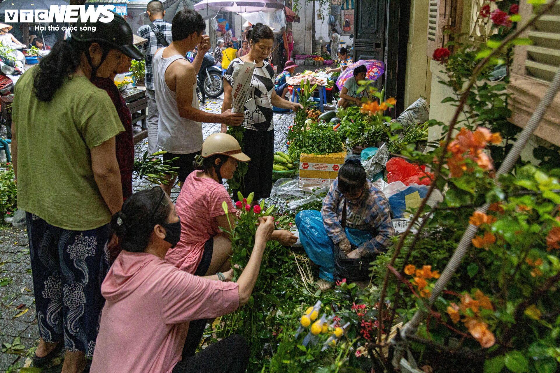 Người dân đội mưa đi sắm lễ trong ngày Tết Đoan Ngọ ở Hà Nội - 13